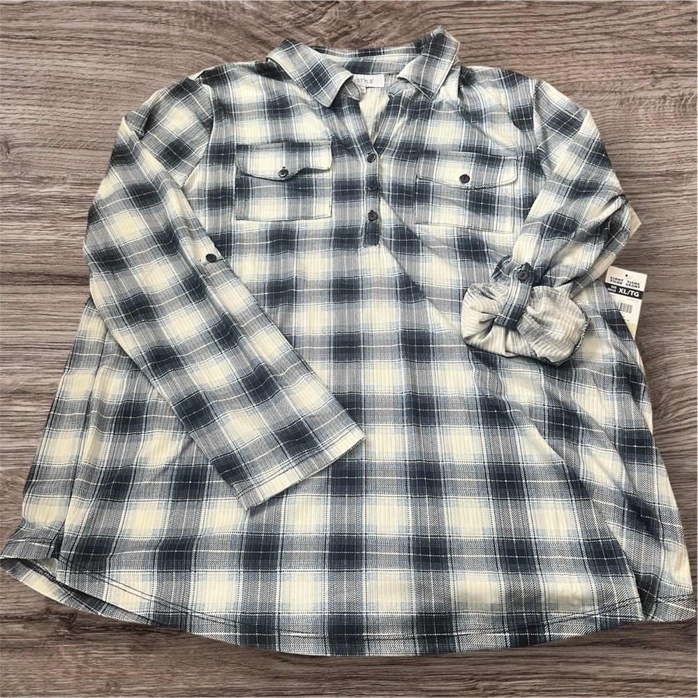 NWT• Plaid Pullover in Blue & White